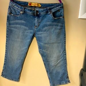 Apple bottom jeans. Capri 9/10.